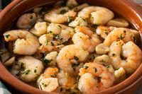 garlic-prawns-in-crockpot-on-wooden-table